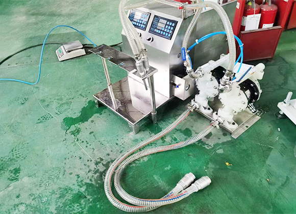 高粘度瓶、袋一體液體洗滌劑灌裝機(jī)-01